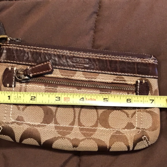 Classic Authentic Coach wristlet - Picture 4 of 4